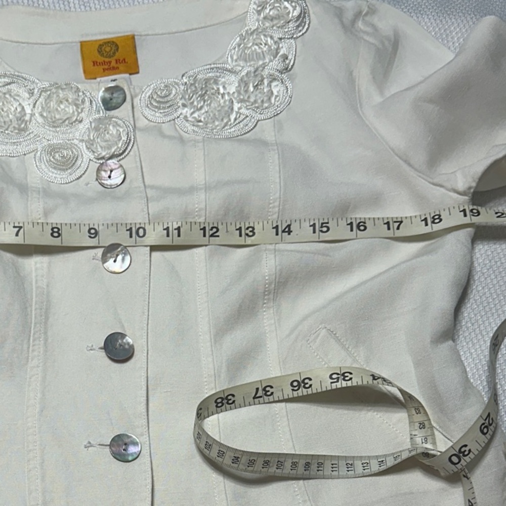 🌸 Ruby Rd. Petite Ivory Blazer with Floral Embellishments & Linen Blend, size 8P - Picture 11 of 13